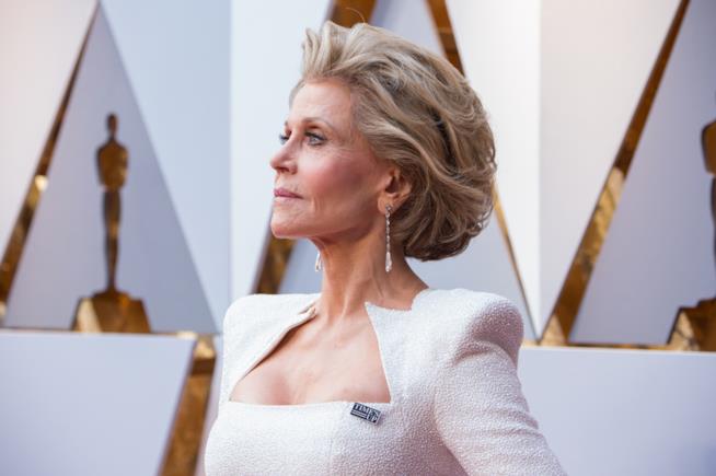 Jane Fonda indossa la spilla del movimento Time's Up agli Oscar 2018 Jane Fonda sul red carpet degli Oscar 2018