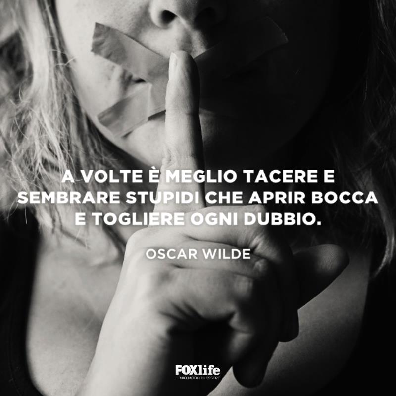 Frase sul tacere Ragazza con un dito sulla bocca