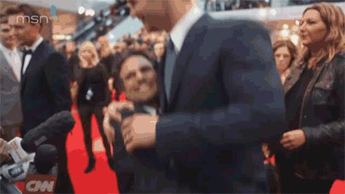 Mark Ruffalo solleva Chris Hemsworth Una gif di Mark Ruffalo solleva Chris Hemsworth