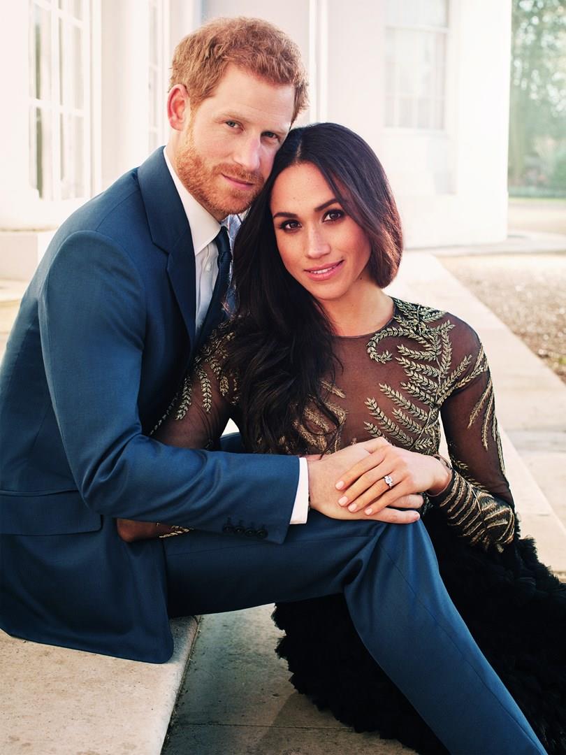 Harry ha rinunciato alla caccia per amore di Meghan Markle Harry e Meghan Markle in una delle foto ufficiali del fidanzamento