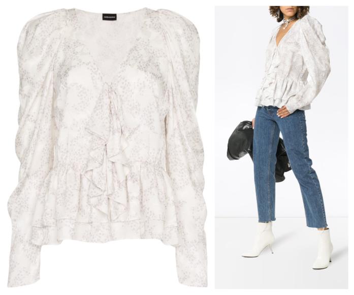 Blusa bianca con rouches e volant di tendenza per l'autunno 2018 Rouches e volant per la blusa di moda autunno 2018