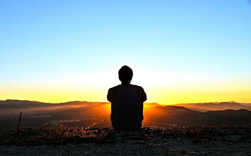 Solitudine, a soffrirne sono soprattutto i giovani. Un uomo solo al tramonto.