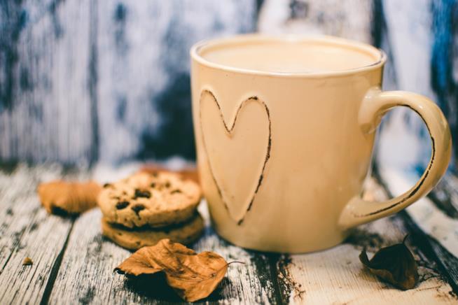 Frasi buon giovedì Tazza di cappuccino con la decorazione di un cuore impresso