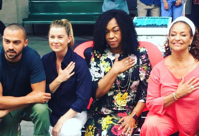 Il cast di Grey's Anatomy in ginocchio contro le discriminazioni razziali Il cast di Grey's Anatomy