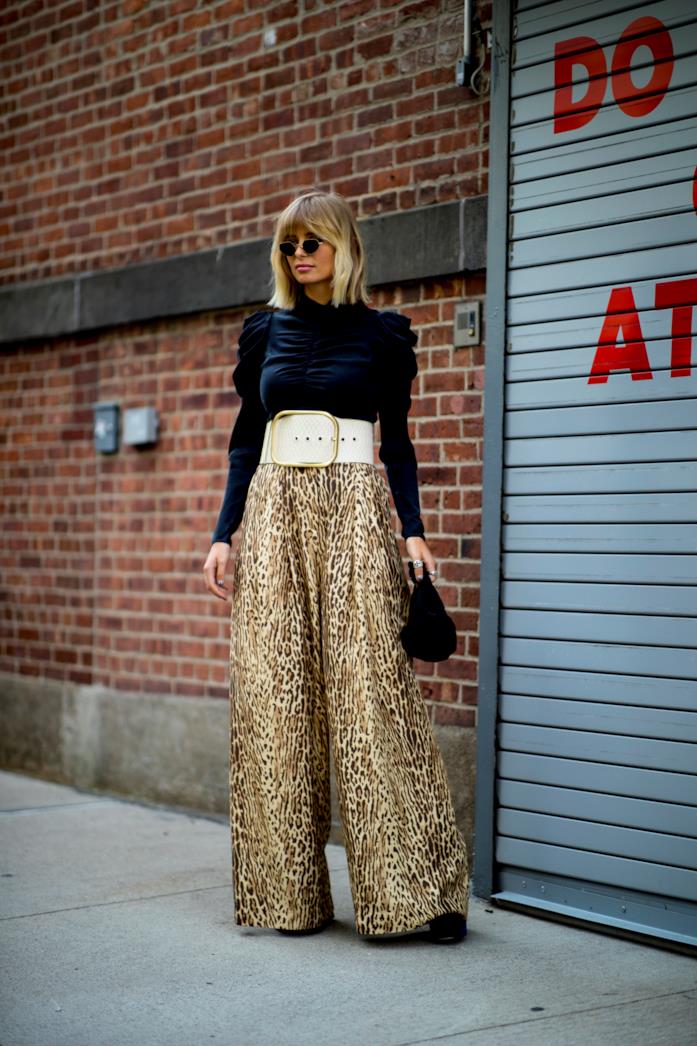Pantaloni palazzo leopardati con maxi-cintura e top con maniche a sbuffo Fashionista indossa durante la NYFW pantaloni palazzo animalier