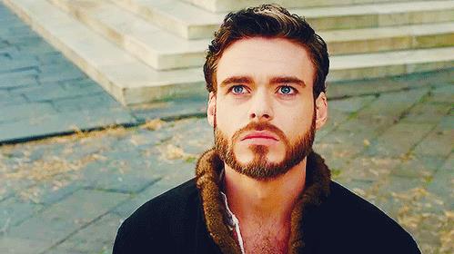 Richard Madden in una scena de I Medici L'attore Richard Madden