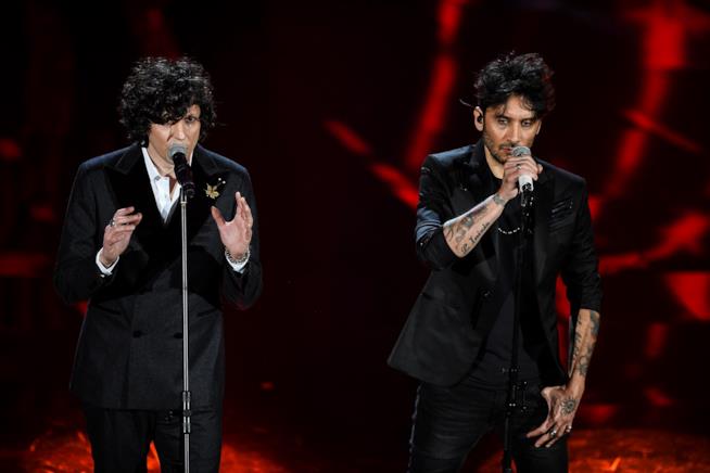 Ermal Meta e Fabrizio Moro all'Eurovision Ermal Meta e Fabrizio Moro, in piedi, cantano di fronte al microfono, vestiti di nero