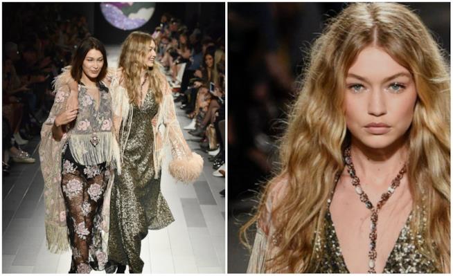 Gigi Hadid perde una scarpa alla sfilata di Anna Sui Gigi Hadid sfila per Anna Sui sorretta da Bella Hadid
