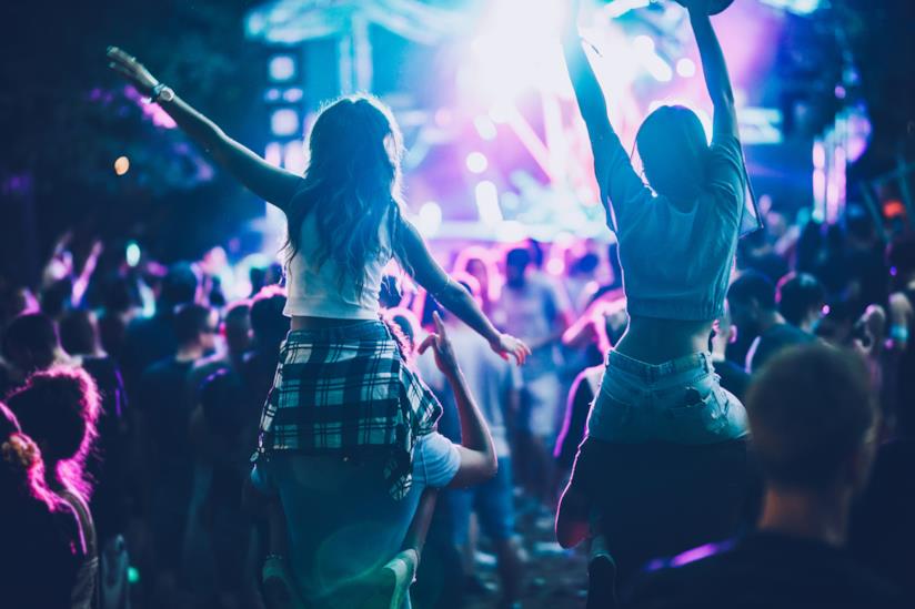 Giovani ad un corcerto Nightlife