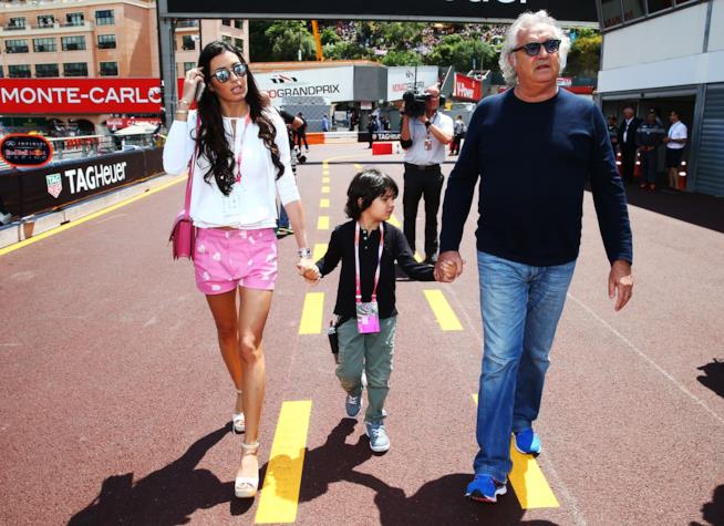 Si parla di crisi tra Elisabetta Gregoraci e Flavio Briatore Elisabetta Gregoraci e Flavio Briatore insieme al figlio Nathan Falco