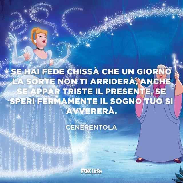 Canzone Cenerentola Cenerentola mentre si materializza addosso a lei l'abito del ballo