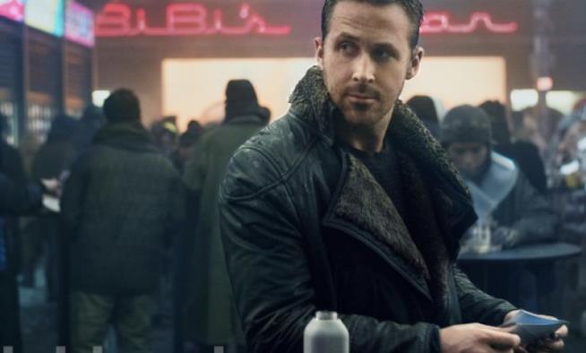 Blade Runner e Blade Runner 2049: la congiunzione Un primo piano di Ryan Gosling in Blade Runner 2049