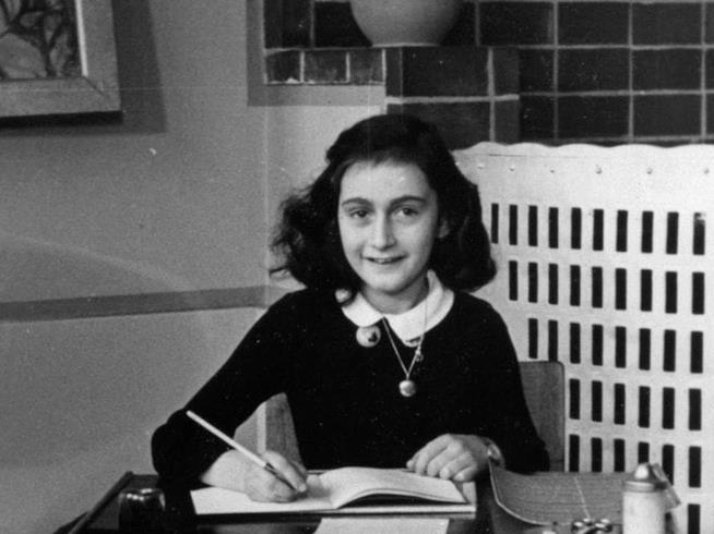 Anna Frank Una foto di Anna Frank che scrive