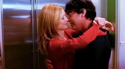 I Cohen, genitori del teen drama The O.C. Kirsten e Sandy Cohen in una scena di The O.C.