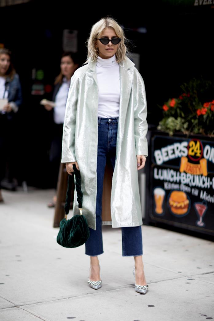 Jeans indossati con top e décolleté preziose Jeans abbinati a top e décolleté preziose
