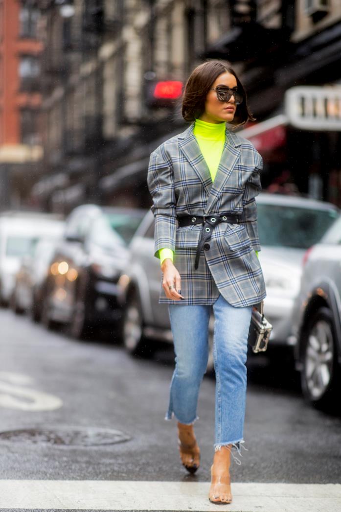 Outfit con capo classico e maglia fluo Giacca dal taglio classico con jeans cropped e maglia giallo fluo a collo alto