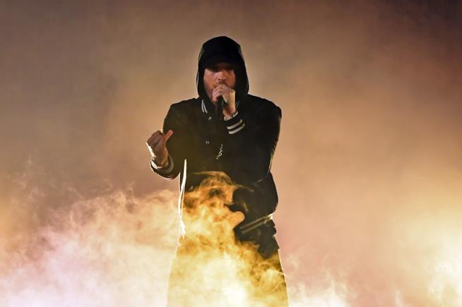 Eminem conquista la vetta con il nuovo album Kamikaze, le Top Ten musicali italiane Classifica Italia 7 settembre: per l’album Kamikaze di Eminem è subito primo posto