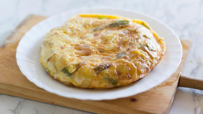 Frittata di cipolle: la ricetta semplice con uova, cipolla e erbe aromatiche Frittata di cipolle