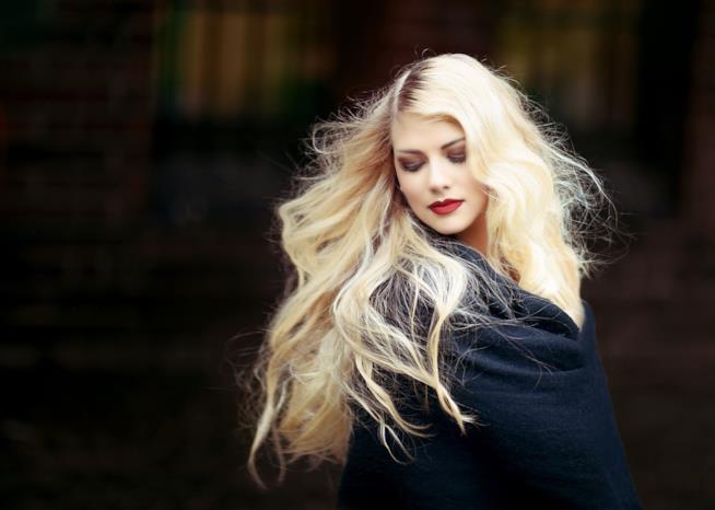 Una ragazza con i capelli biondi Una donna dai lunghi capelli biondi