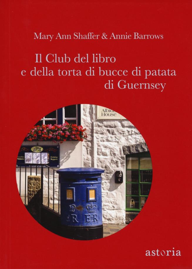 Il Club del libro e della torta di bucce di patata di Guernsey La copertina del libro Il Club del libro e della torta di bucce di patata di Guernsey