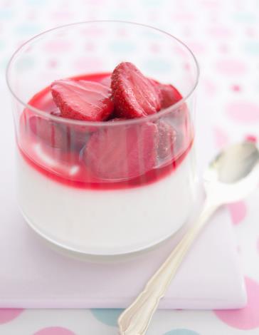 Panna cotta aromatizzata alla vaniglia con fragole Panna cotta alle fragole