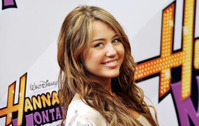 Miley Cyrus rende omaggio ai 13 anni di Hannah Montana Miley Cyrus