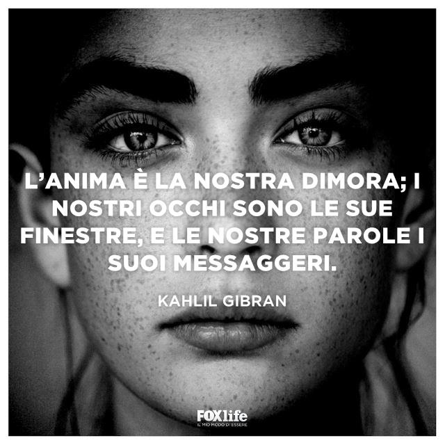 Citazione Gibran Primo piano di una ragazza in bianco e nero