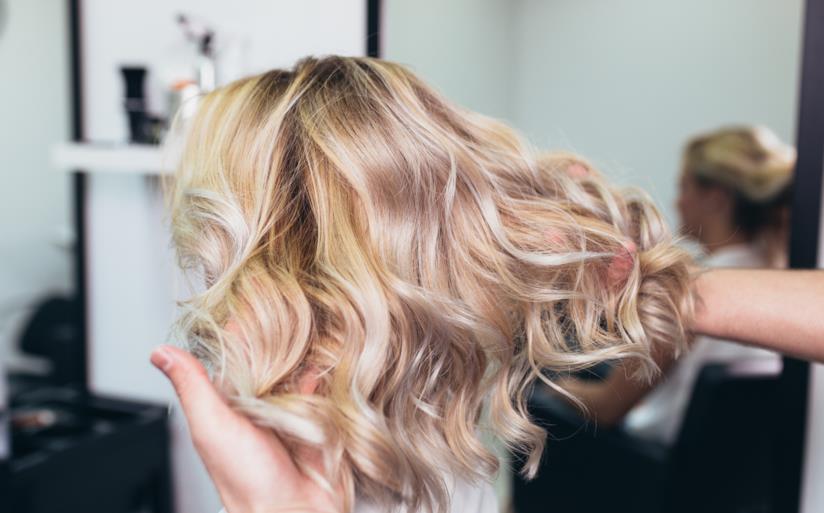 Capelli biondi con radici scure Capelli sciolti con radici multisfumate