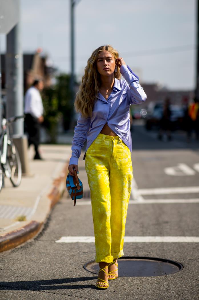 Blusa in raso e pantaloni gialli Blusa in raso e pantaloni gialli