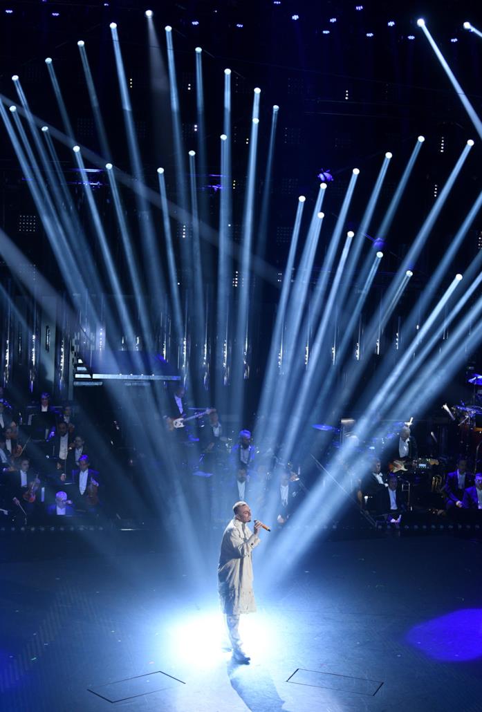 look di super tendenza di Ghemon durante la prima serata del festival di Sanremo 2019 look di super tendenza di Ghemon durante la prima serata del festival di Sanremo 2019