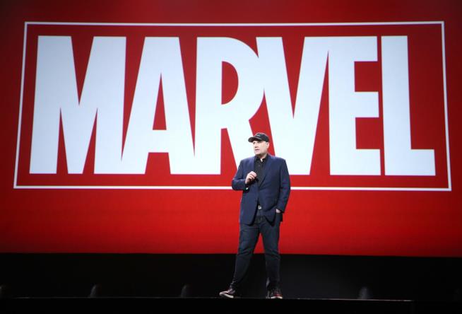 Kevin Feige parla delle donne Kevin Feige davanti a uno sfondo Marvel