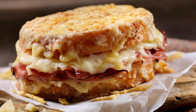 Croque monsieur: la ricetta con besciamella, groviera e prosciutto cotto Croque monsieur
