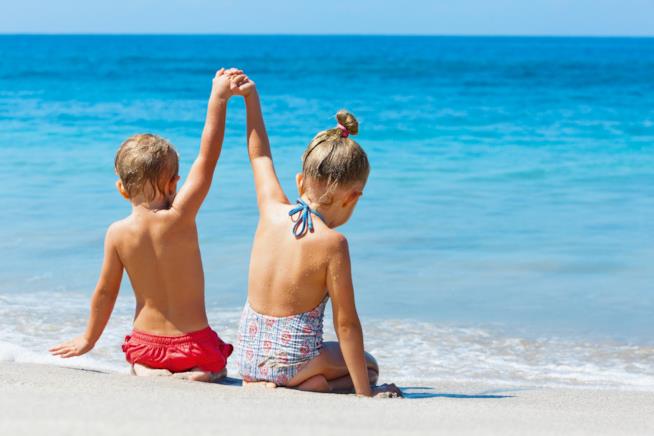 Insolazioni: conoscerle e prevenirle nei bambini Bambini al sole