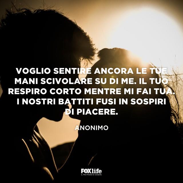 Frase voglio sentire il tuo respiro Fidanzati si baciano in penombra