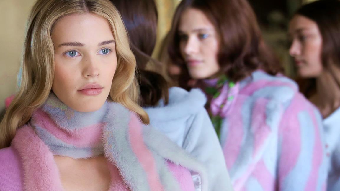 Nella collezione A/I 2018-19 di Blumarine trionfano i colori pastello