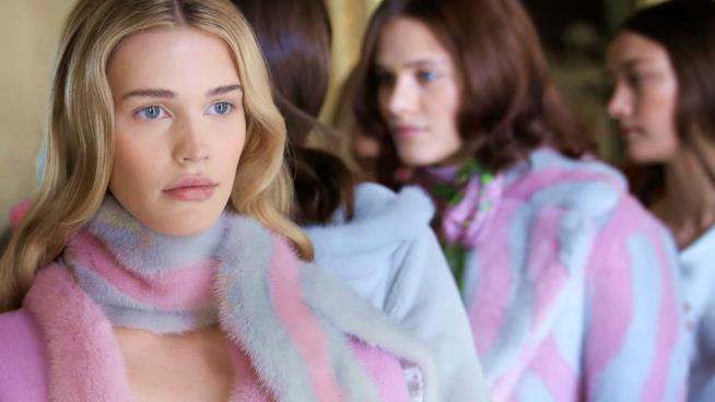 Backstage della sfilata Blumarine autunno inverno 2018-19 Nella collezione A/I 2018-19 di Blumarine trionfano i colori pastello