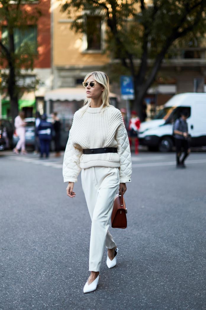 Pullover e pantaloni bianchi abbinati a décolleté con scollo a V Maglione, pantaloni alla caviglia e décolleté con tacco basso