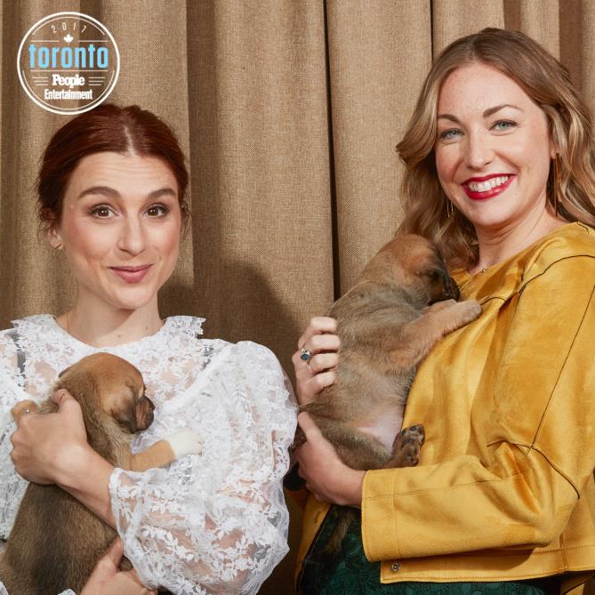 Aya Cash e Molly McGlynn  con dei cuccioli in braccio