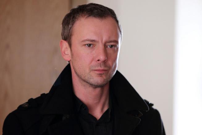 Nuova entrata nel cast di The Catch: arriva John Simm! John Simm in primo piano con un giaccone nero