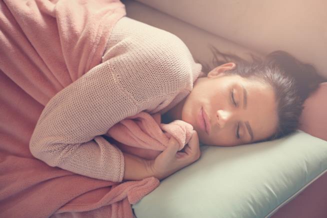 Frasi sui sogni Ragazza dorme nel letto