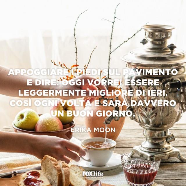 Frase Moon Ragazza si versa il tè
