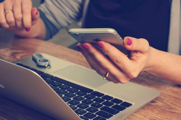 Rinnovo del passaporto online Laptop e smartphone