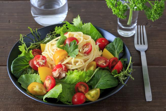 Ricetta degli spaghetti freddi con insalata, tonno, ciliegini, cerfoglio, menta e cumino Spaghetti con insalata, tonno, ciliegini, cerfoglio, menta e cumino
