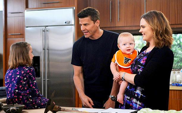 Bones: un'immagine della famiglia di Booth e Brennan Bones: un'immagine dalla serie
