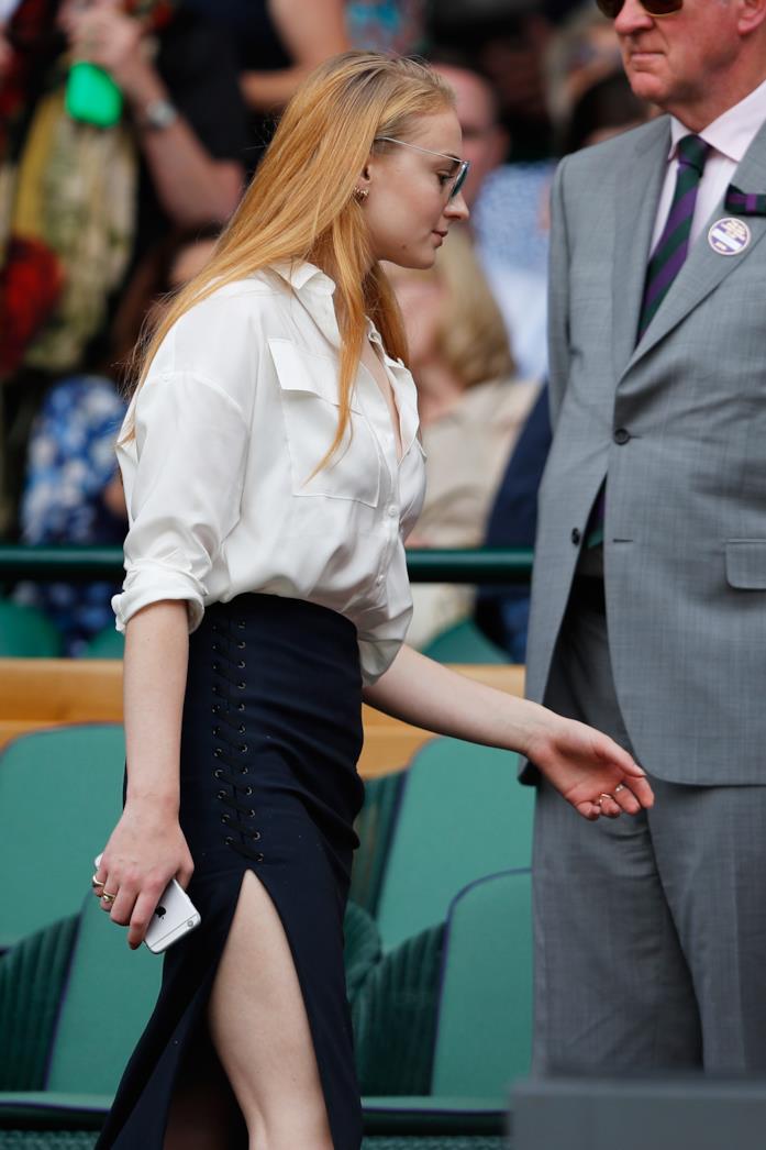 Sophie Turner con camicia bianca e gonna asimmetrica Sophie Turner indossa camicia bianca e gonna asimmetrica