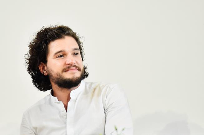Kit Harington non vuole più fare film serie in costume Kit Harington con la barba e vestito di bianco