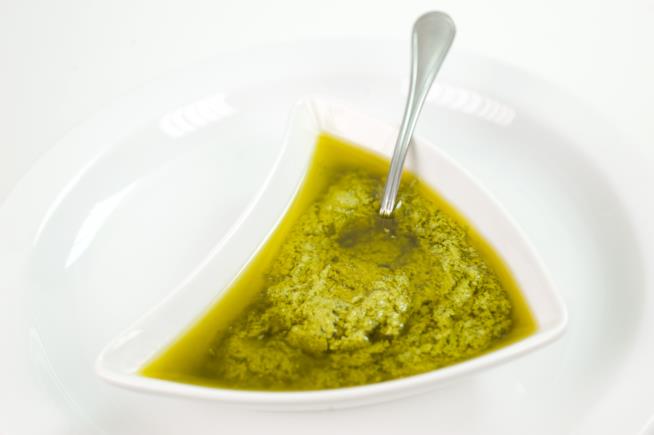 Salsa verde con prezzemolo, capperi, acciughe e tuorli Salsa verde al prezzemolo