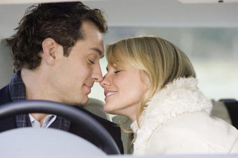 Jude Law e Cameron Diaz in The Holiday - L'amore non va in vacanza Jude Law e Cameron Diaz in una scena del film The Holiday - L'amore non va in vacanza