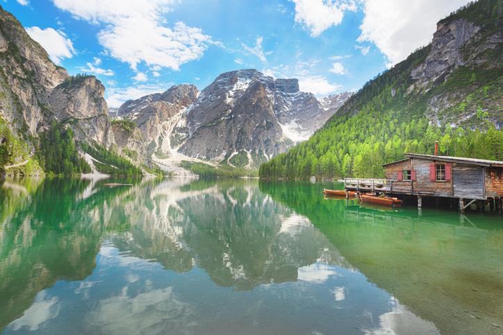 Lago di Braies Il Lago di Braies con la palafitta di legno.