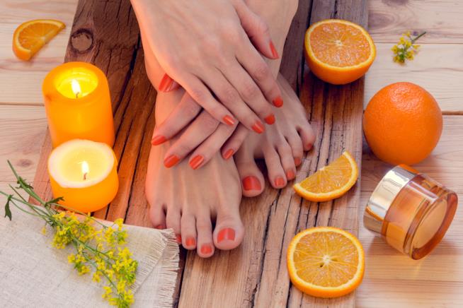 Il pedicure si può fare a casa Piedi ben curati di donna dopo il pedicure